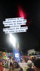 Prefeito inaugura 'praça pet' com fogos de artifício e revolta tutores