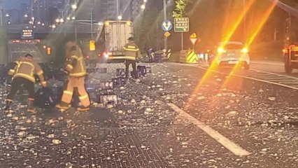 강변북로 뒤덮은 맥주병 파편..."화물차 적재함 열려" [앵커리포트] / YTN