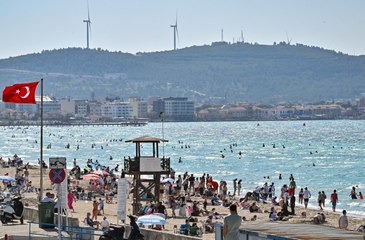 Çeşme'de deniz sezonu erken açıldı