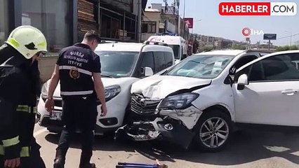 Direksiyon başında bilincini kaybetti, 3 otomobile çarptı