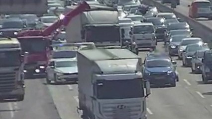 서해안고속도로 매송휴게소 인근에서 3중 추돌...2명 경상 / YTN