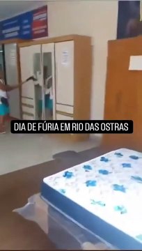 Cliente destrói móveis de loja no RJ com machado após se irritar com atraso