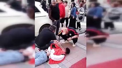 Ünlü oyuncu ''Rambo Berk'' hırsızı yakalayıp böyle paketledi