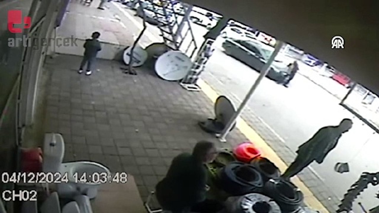 Otomobilin yayaya çarpma anı güvenlik kamerasında