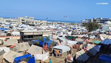 شاهد: الفلسطينيون ينصبون خيامهم قرب الحدود المصرية مع ارتفاع التهديدات الإسرائيلية باقتحام رفح