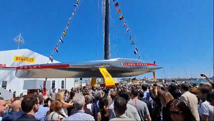 Il varo di Luna Rossa nel porto di Cagliari