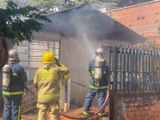 Incêndio destrói casa e mobiliza bombeiros em Apucarana; veja