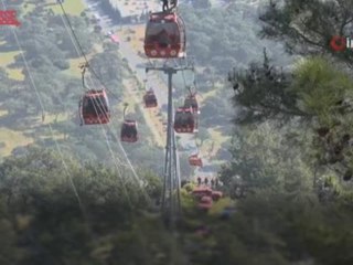 Descargar video: Turchia, cabinovia urta un palo: un morto e decine di persone bloccate