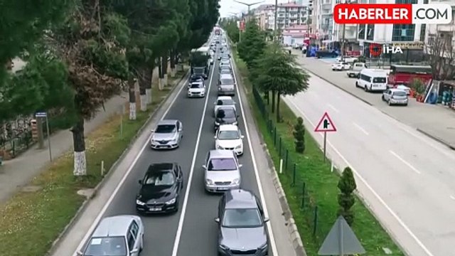 Karadeniz Sahil Yolu'nda trafik yoğunluğu