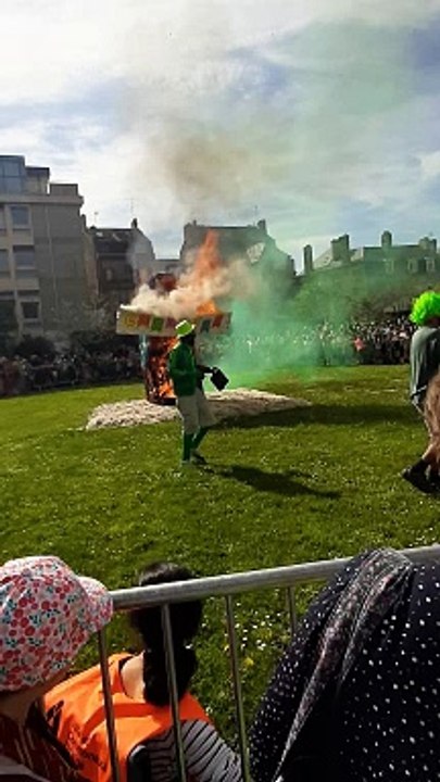 Le bonhomme carnaval en feu.