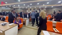 AKP’li başkan komisyon üyesi sayısını 5’ten 3’e düşürdü… AKP ve CHP’li Meclis üyeleri birbirine girdi