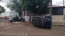 Jeep tomba após colisão com Agile na Rua Santa Catarina