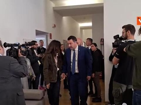 Salvini lascia il G7 mano nella mano con Francesca Verdini