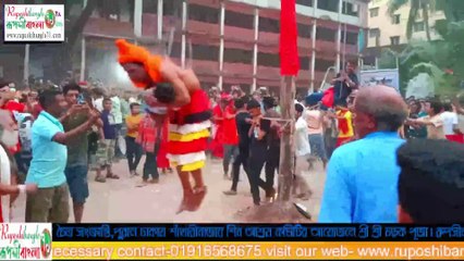 চৈত্র সংক্রান্তিতে চড়ক পূজা,শূন্যে ঢাক বাজানো সন্তান কোলে নিয়ে শূন্যে ঘোরা