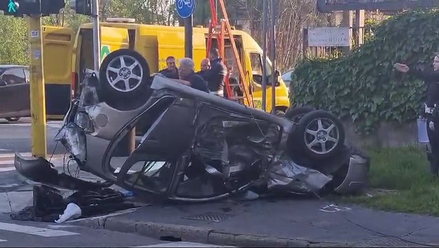 Schianto in via delle Forze Armate: gravi due donne