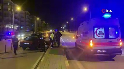 Kamyonet ile otomobil kafa kafaya çarpıştı: 3 yaralı