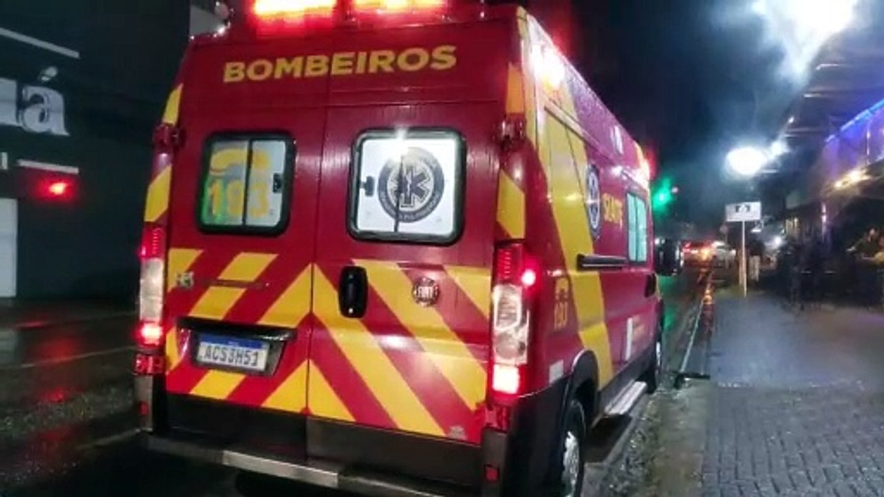 Homem fica ferido ao sofrer queda dentro de casa noturna em Cascavel