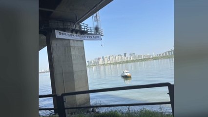 올림픽대로 난간에서 투신 소동...3시간 만에 내려와 / YTN