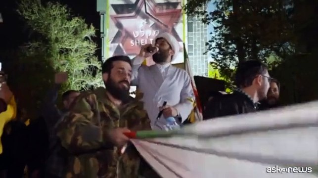 I festeggiamenti in strada a Teheran durante l'attacco a Israele