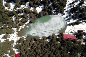 Yılın son kar manzarasını görmek için Limni Gölü'ne akın ettiler