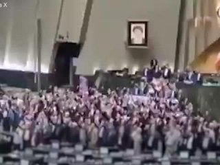 La festa del Parlamento iraniano dopo l’attacco a Israele
