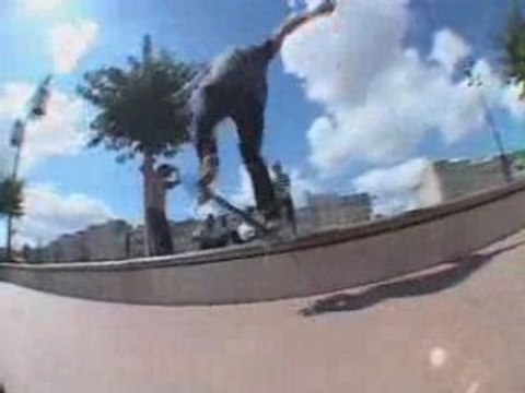 LA RUE EST VERS L'IMAGE-METROPOLITAN-2006