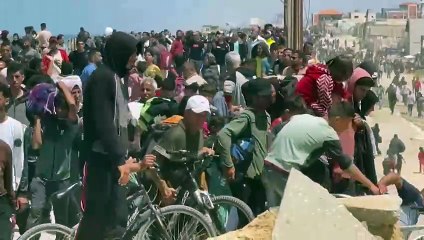 Download Video: فلسطينيون يتدفقون على الطريق الساحلي باتجاه مدينة غزة شمالا بعد شائعات بفتح الطريق