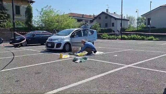 Cormano, i rilievi dei carabinieri sull'auto del 43enne trovato morto