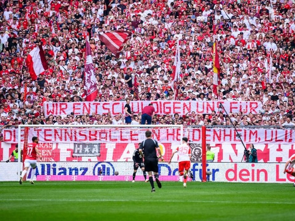 Bayern-Fans verspotten Hoeneß mit sarkastischem Banner