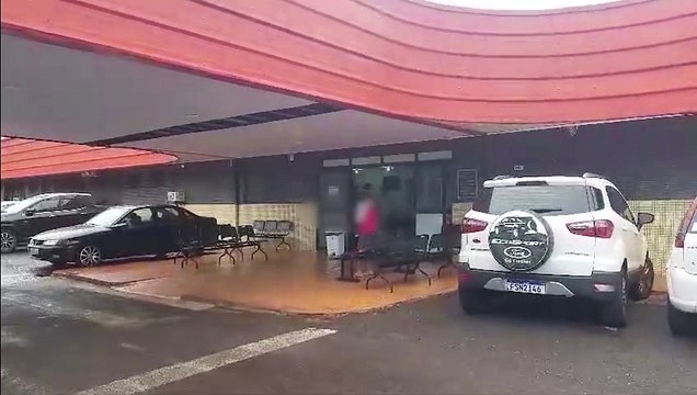 Bombeiros são acionados para resgatar documento em bueiro na UPA Tancredo