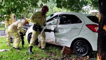 Bombeiros arrancam porta de carro para resgatar mulher vítima de acidente no Portão