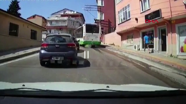 Bursa'da seyir halinde olan otobüsün bomba gibi patladığı anlar kamerada