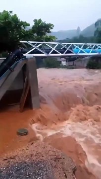 Enxurrada deixa São João Batista debaixo d'água e interdita pontes