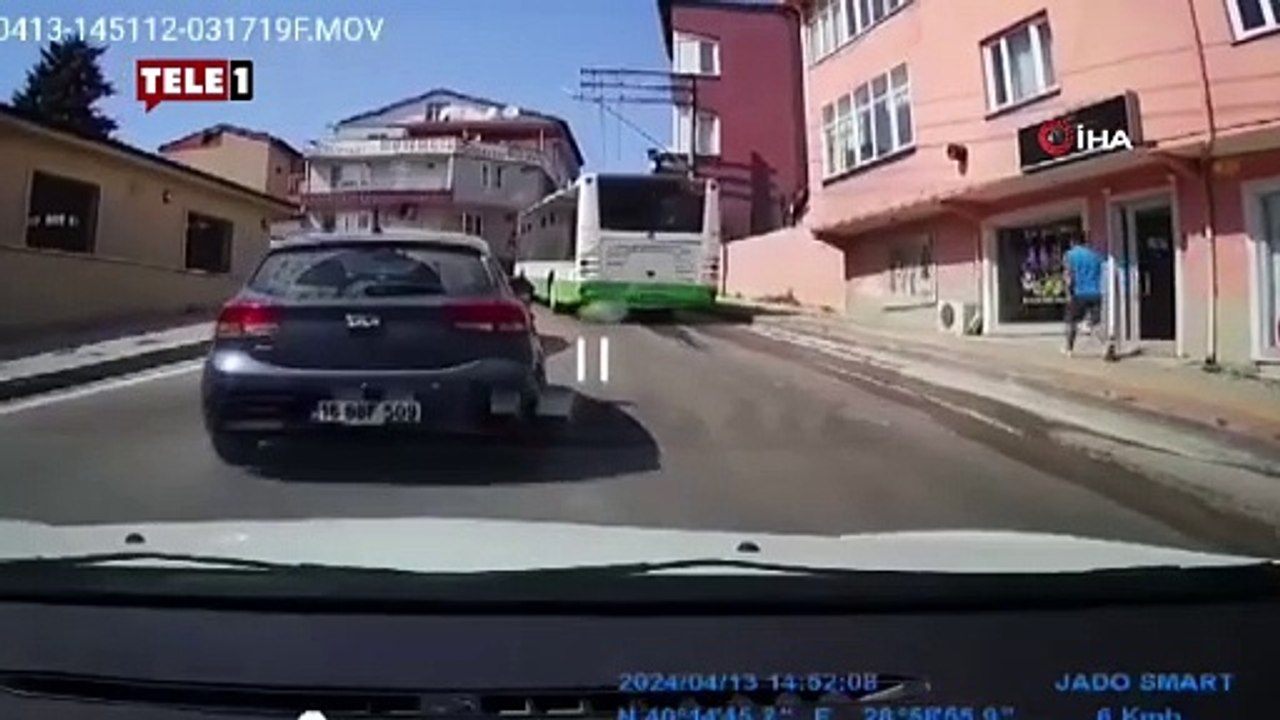 Seyir halindeki otobüsün su borusu bomba gibi patladı