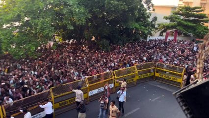 شاروخان يرحب بمعجبيه من منزلهم ويشاركهم أجواء العيد 🎉