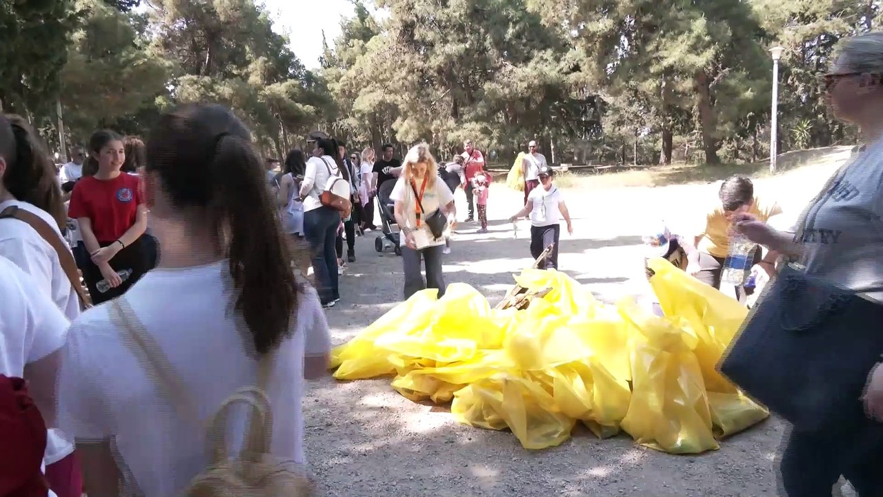 Λαμία: Δεκάδες εθελοντές όλων των ηλικιών καθάρ...