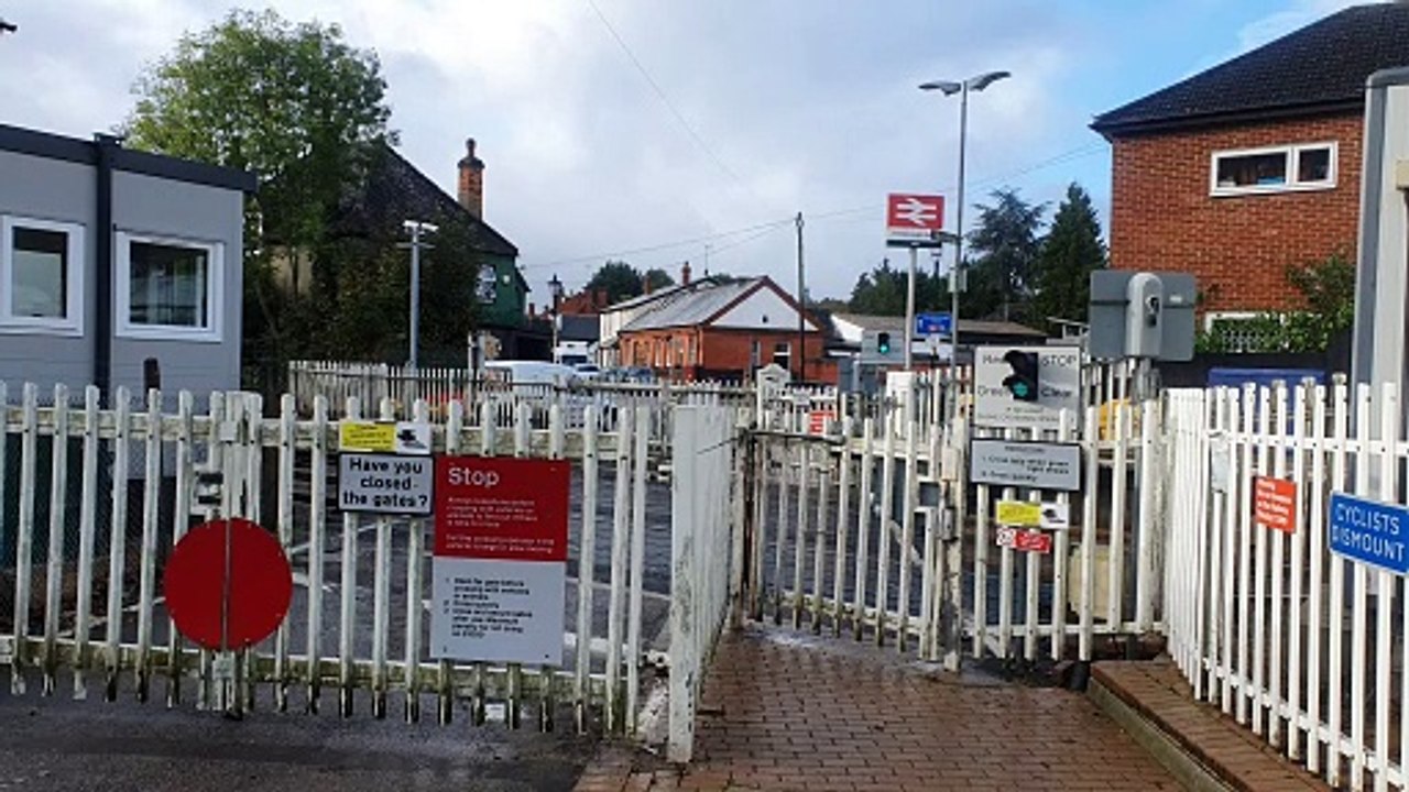 Level Crossing - North Station, Farnborough (19-10-23 at 9:55AM)