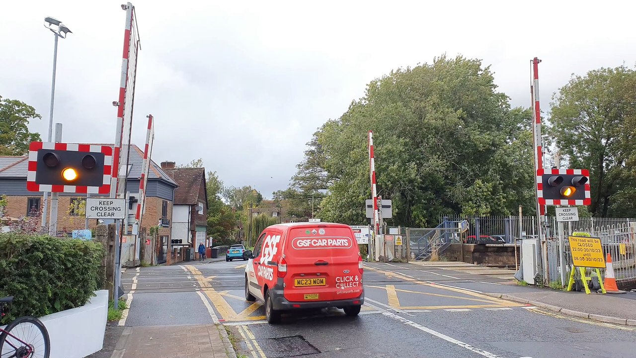 Level Crossing - Station Road, Liss (19-10-23 at 2:42PM)