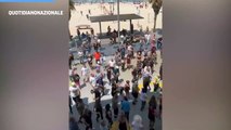 Balli di gruppo sulla spiaggia di Tel Aviv dopo una notte di tensione