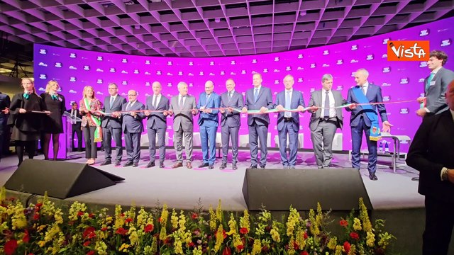 Vinitaly 2024, il taglio del nastro con Urso, Tajani, Fontana e Zaia