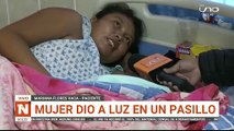 mujer dio a luz en un pasillo