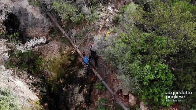Puglia: sospesi nel vuoto per riparare la condotta idrica, spettacolare intervento di manutenzione Aqp nella gravina di Castellaneta - VIDEO