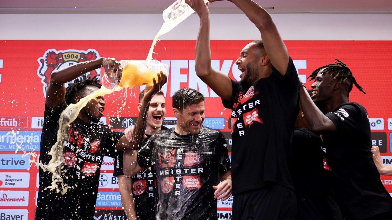 Bierdusche für Xabi Alonso: Leverkusener Mannschaft stürmt die Pressekonferenz