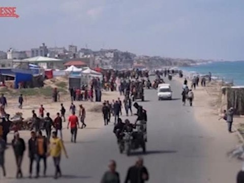 Gaza, migliaia di sfollati palestinesi verso il nord della Striscia. Media: «Spari sulla folla»
