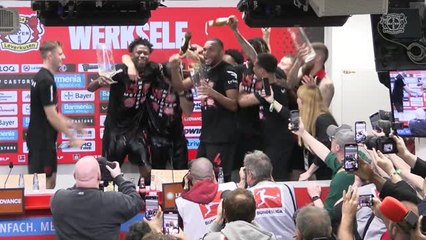 Leverkusen - Xabi Alonso prend une douche de bière par ses joueurs !