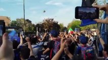 Inter-Cagliari, cori e fumogeni all'arrivo del pullman nerazzurro