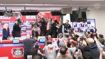 Leverkusen players douse Alonso in beer mid-presser