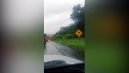 Скачать видео: Vídeo mostra momentos após grave acidente que deixou dois mortos na BR-277