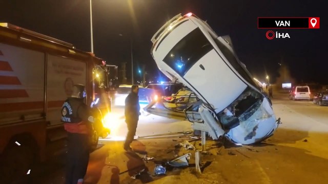Van'da bariyerlere çarpan otomobil dik şekilde asılı kaldı