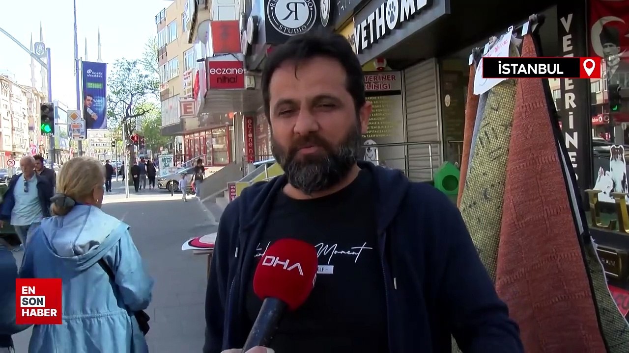 Maltepe'de otomobilin kaldırımda yürüyen kadına çarptığı anlar kamerada